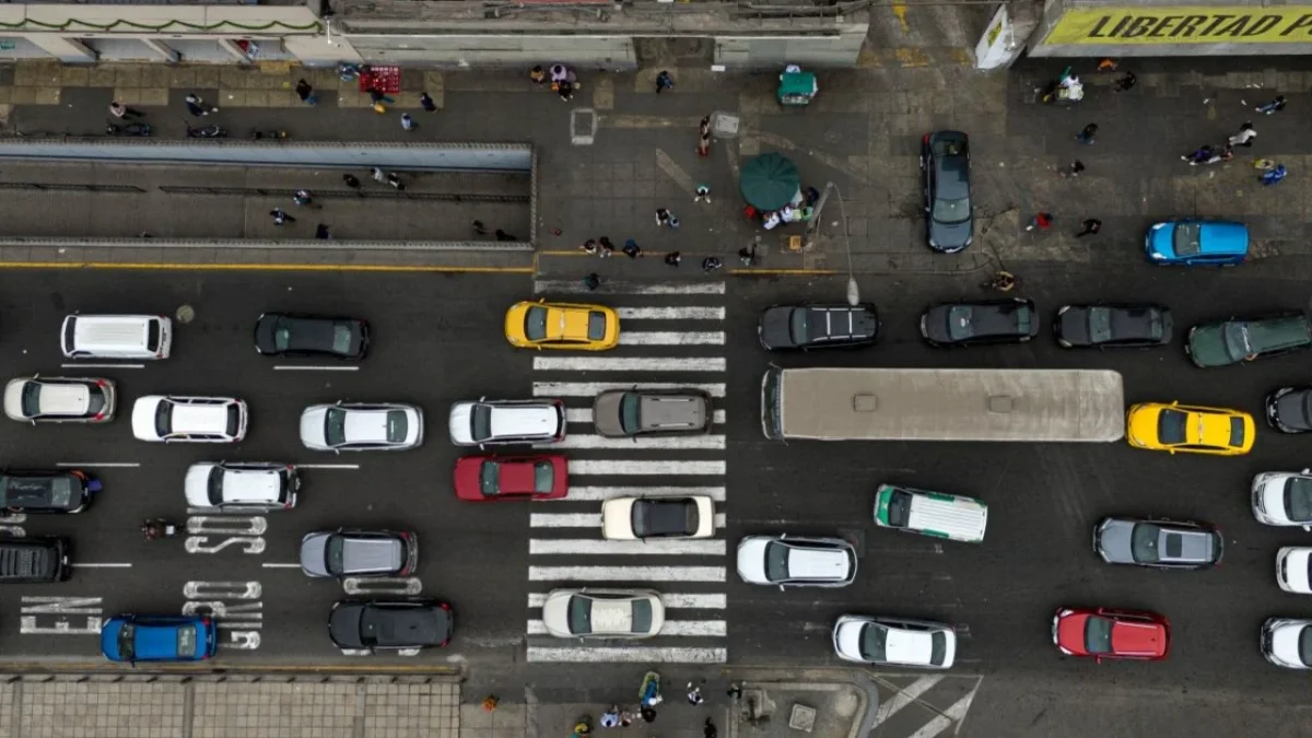 La Unión Europea flexibilizó la prohibición de vender autos a motor de gasolina a partir de 2035, para apoyar a los fabricantes europeos.