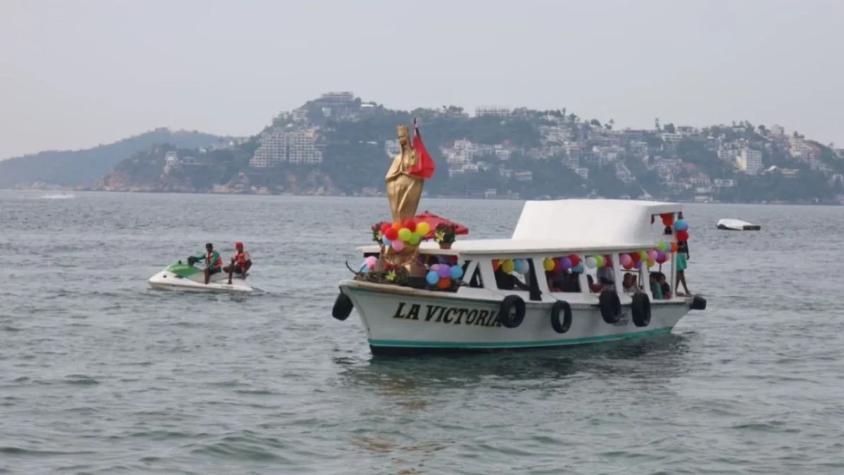 Decenas de lancheros del puerto de Acapulco, cumplieron con su tradicional peregrinación marítima a la Virgen de los Mares.