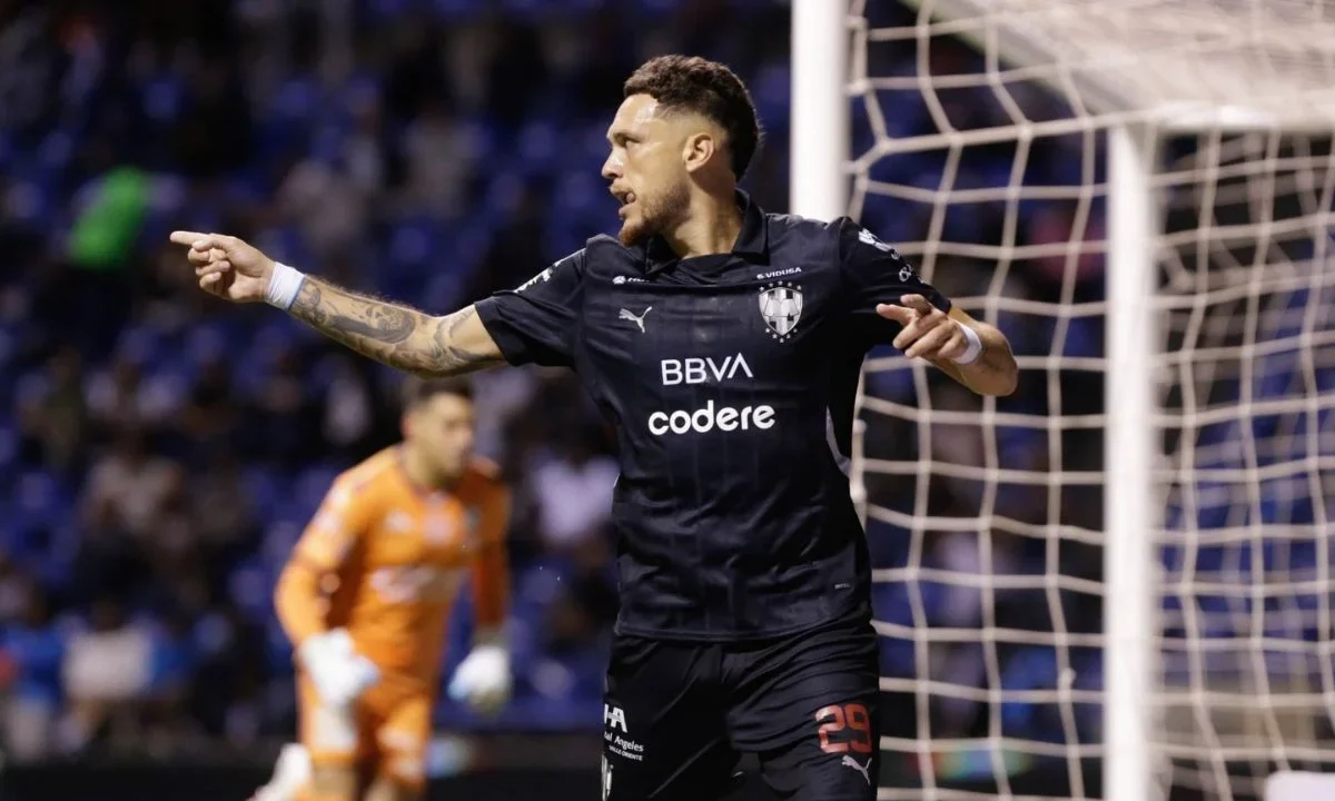 Lucas Ocampos, jugador de Rayados de Monterrey.