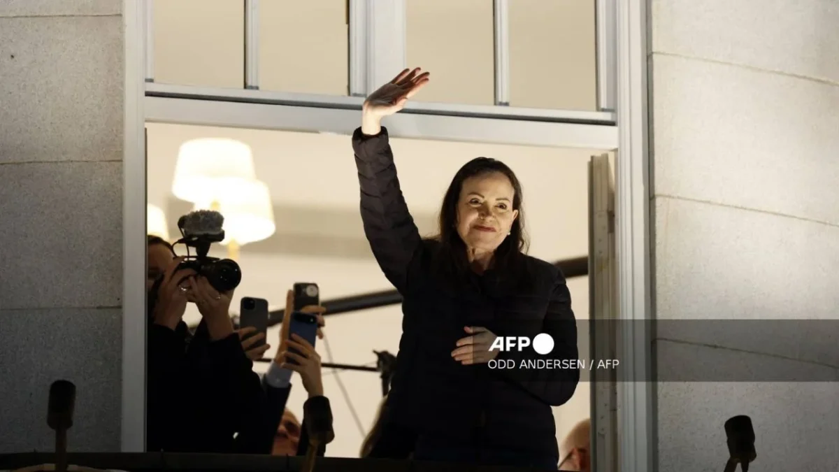 La premio Nobel de la Paz, María Corina Machado, saluda a sus partidarios desde un balcón del Grand Hotel en Oslo, Noruega