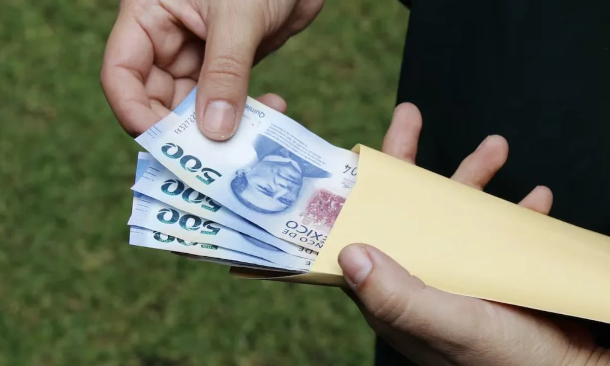 El aguinaldo es el pago de al menos 15 días de salario que se da a una persona trabajadora por 1 año de servicio