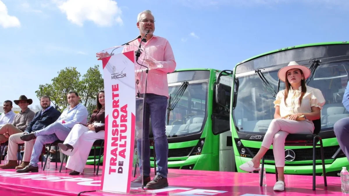 El gobernador Alfredo Ramírez Bedolla encabezó la entrega de las primeras 80 unidades a colectivos del transporte público urbano en Uruapan.