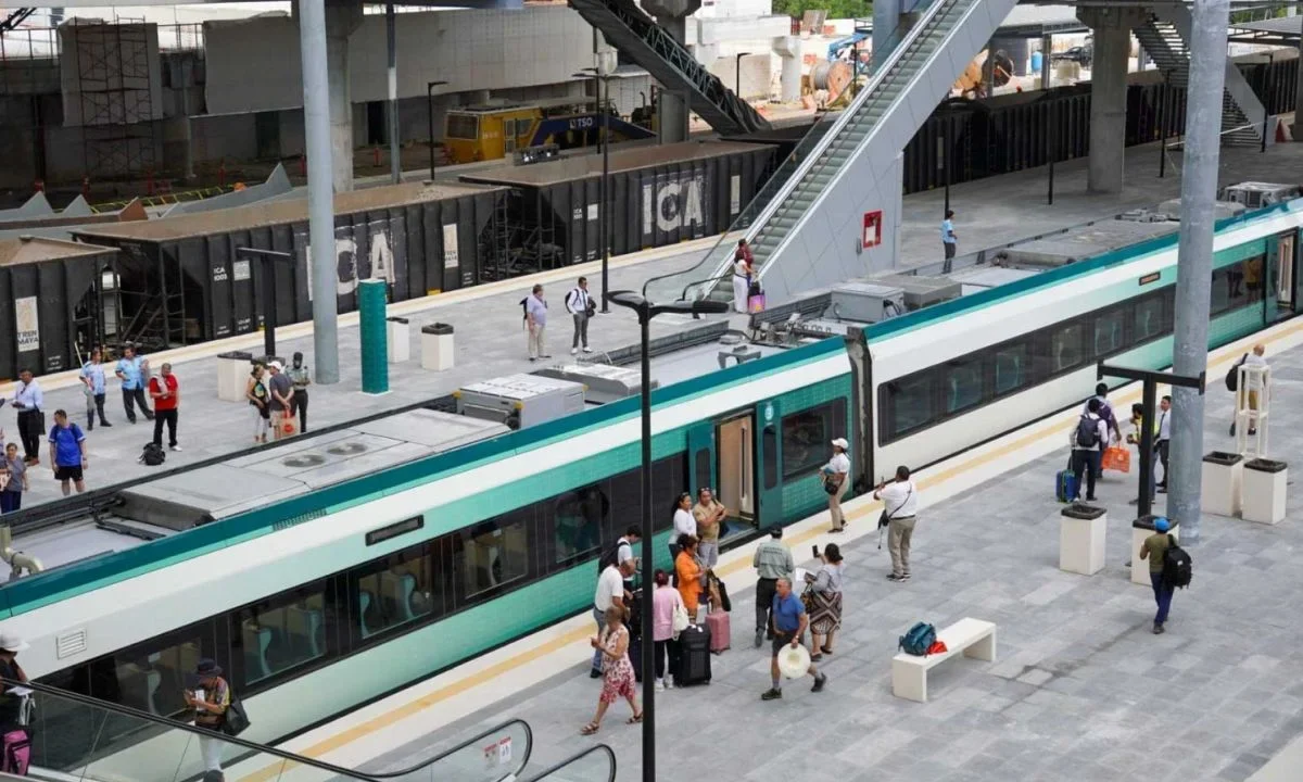 El hombre buscaba cruzar las vías durante la madrugada del jueves, sin embargo, no logró ganarle el paso el Tren Maya y este lo arrolló.