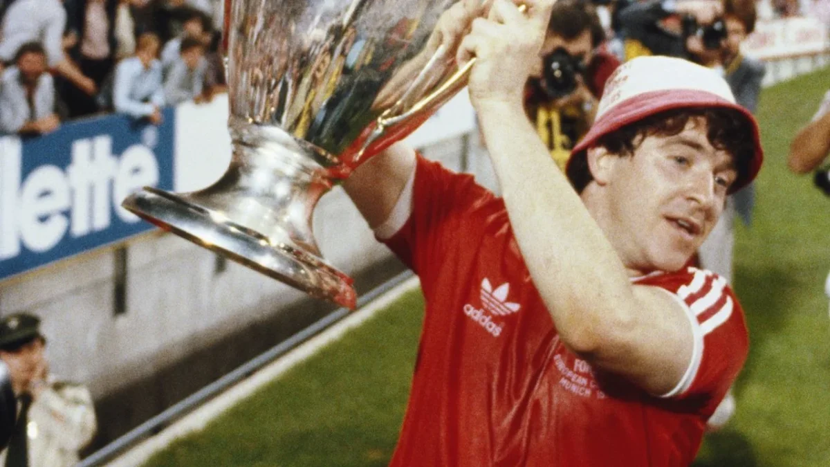 El exatacante escocés John Robertson, apodado "Picasso", murió a los 72 años, anunció este jueves su exequipo Nottingham Forest.