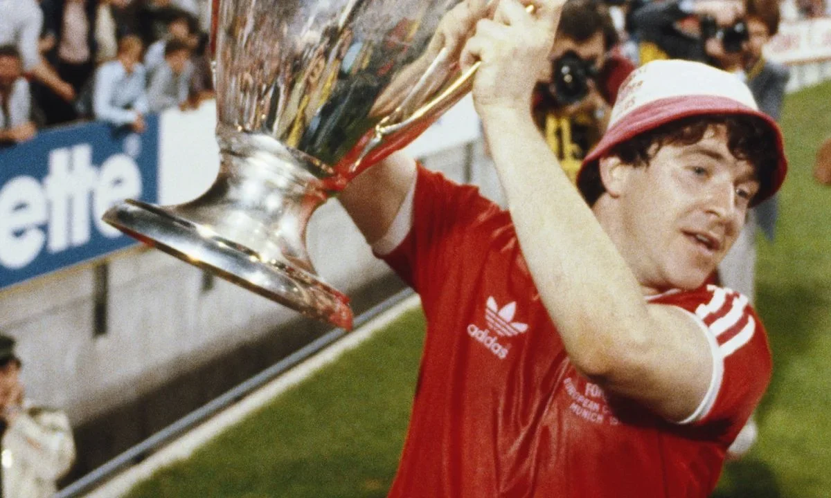El exatacante escocés John Robertson, apodado "Picasso", murió a los 72 años, anunció este jueves su exequipo Nottingham Forest.