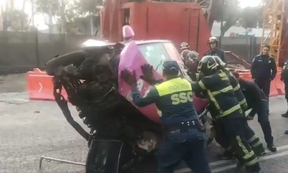 Un taxista perdió la vida en la colonia Obrera tras estrellarse contra una palmera, antes lo captaron con actitud errática.