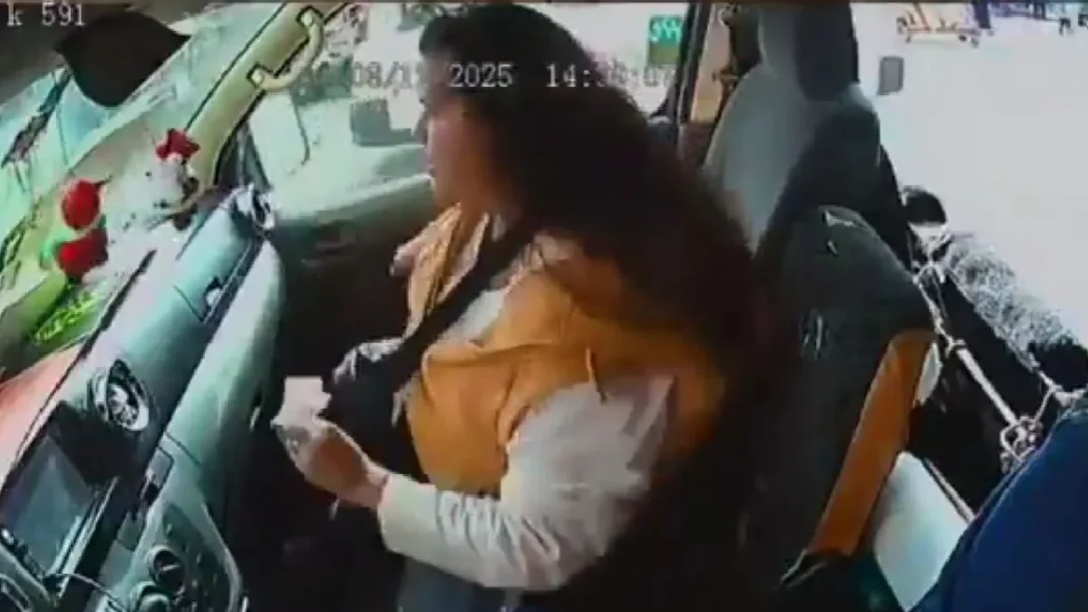 Una mujer sustrajo la cuota de un chofer de una combi en Zumpango y luego le pagó con billete al operador del transporte.