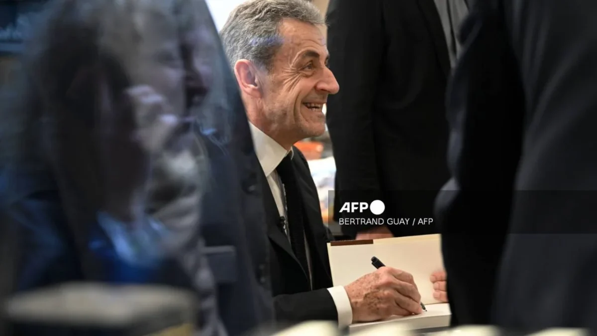 Algunos admiradores se dieron cita en la librería Lamartine de París, para obtener la firma del expresidente Nicolas Sarkozy.