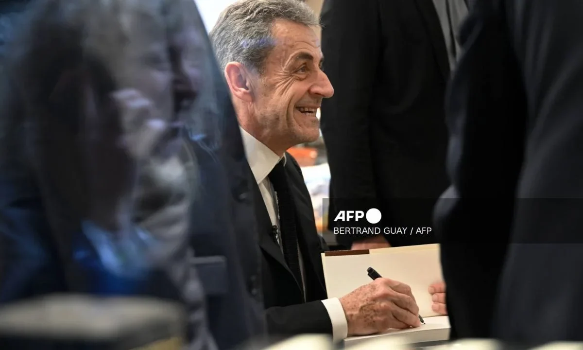 Algunos admiradores se dieron cita en la librería Lamartine de París, para obtener la firma del expresidente Nicolas Sarkozy.