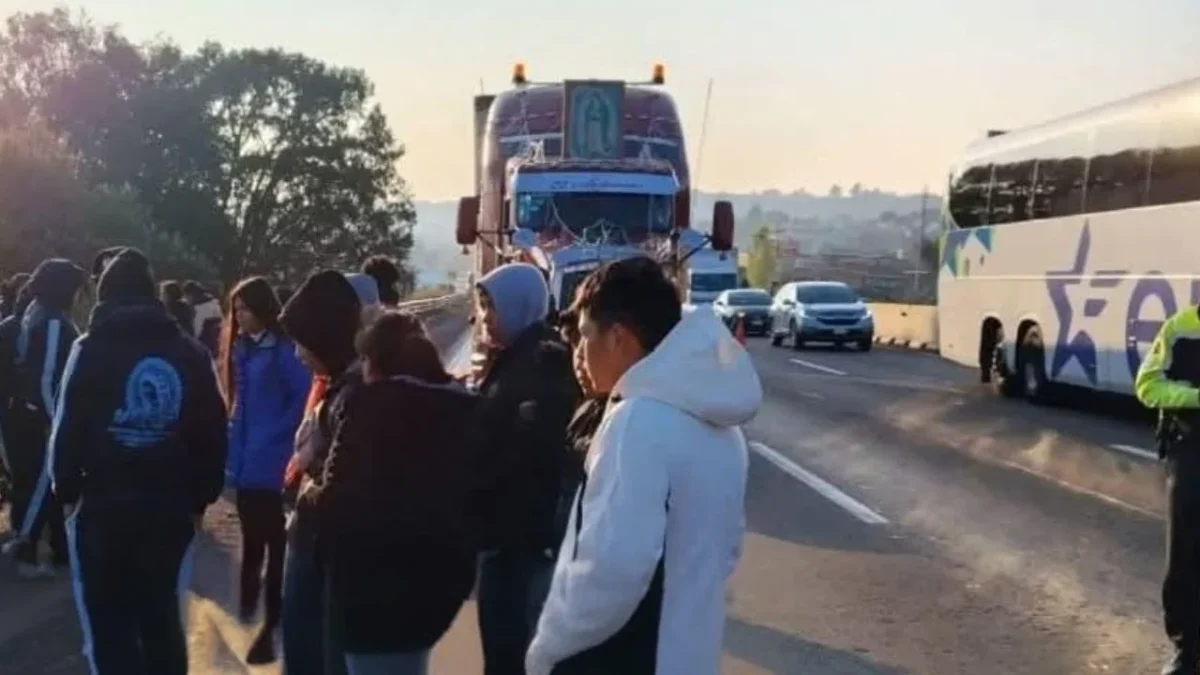 Un niño peregrino de 11 años murió y su padre resultó lesionado tras un accidente en la autopista México–Puebla