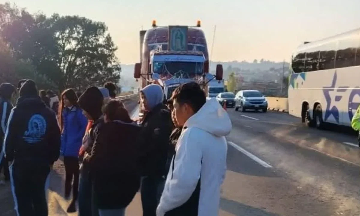 Un niño peregrino de 11 años murió y su padre resultó lesionado tras un accidente en la autopista México–Puebla