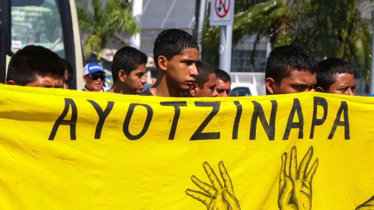 Alrededor de 300 normalistas de Ayotzinapa protestaron afuera del Congreso de Guerrero por sus compañeros asesinados en la Autopista del Sol.