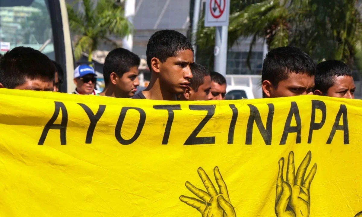 Alrededor de 300 normalistas de Ayotzinapa protestaron afuera del Congreso de Guerrero por sus compañeros asesinados en la Autopista del Sol.