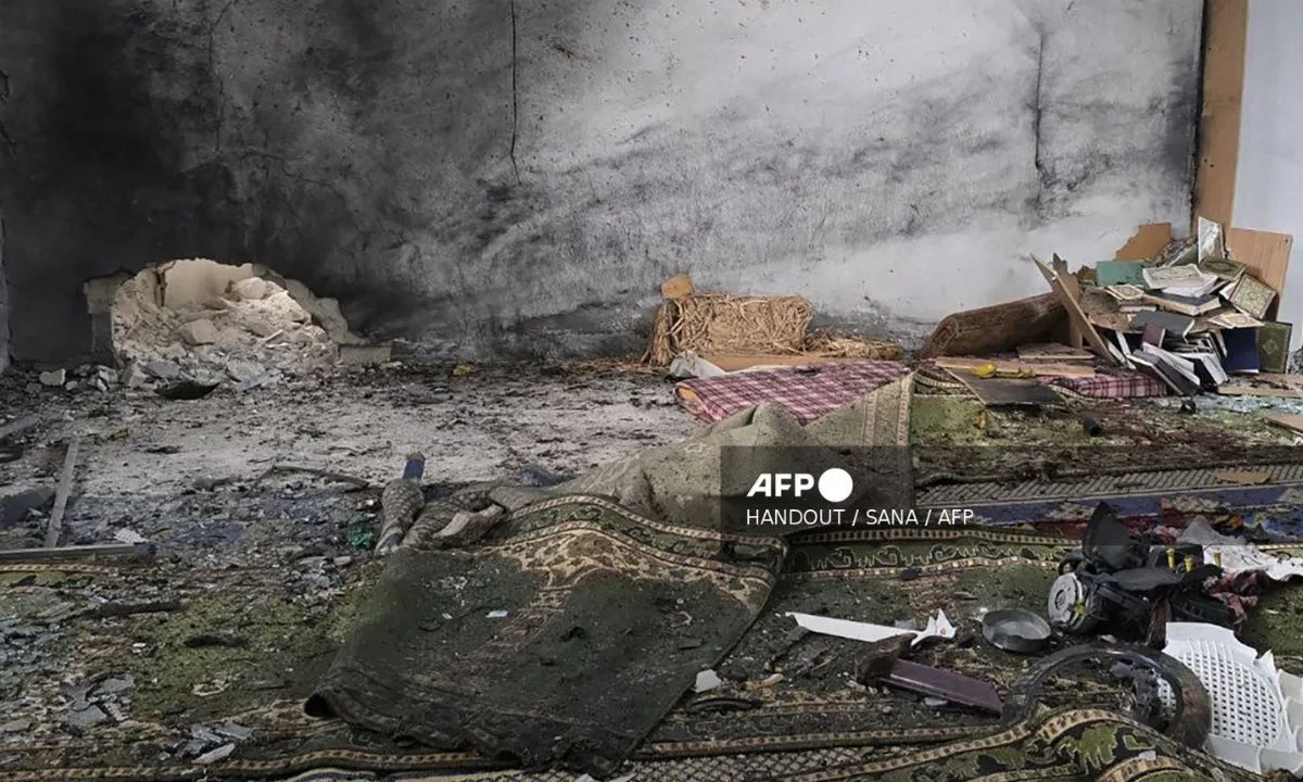 Esta fotografía, publicada por la Agencia de Noticias Árabe Siria (SANA) el 26 de diciembre de 2025, muestra las consecuencias de la explosión en la mezquita Imán Ali ibn Abi Talib, en el barrio de Wadi al-Dahab de Homs.