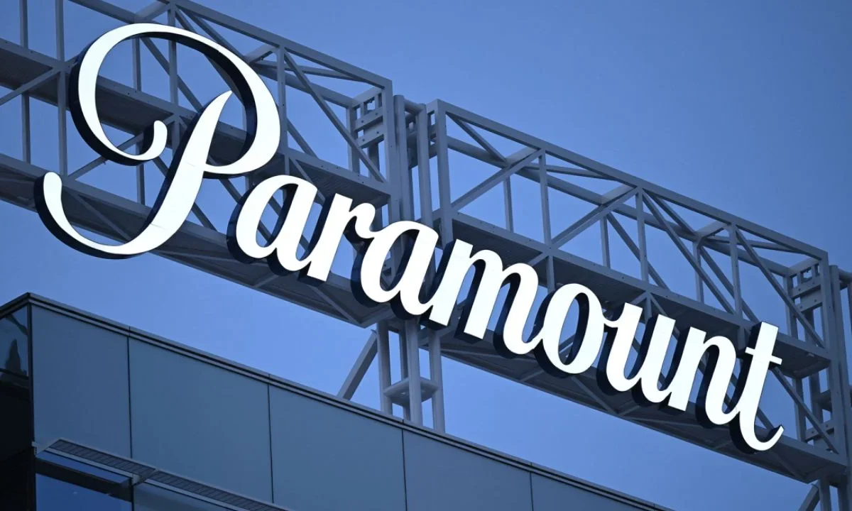 Paramount ofrece 25 mil millones de dólares más que Netflix para comprar Warner Bros Discovery, así va la puja por el gigante del entretenimiento.