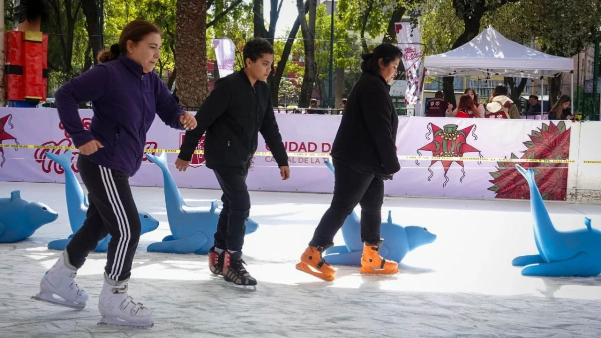 Familias patinan en las pistas de hielo instaladas en las alcaldías de la CDMX
