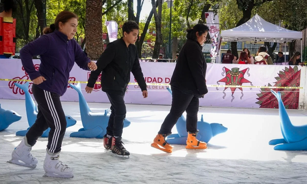 Familias patinan en las pistas de hielo instaladas en las alcaldías de la CDMX