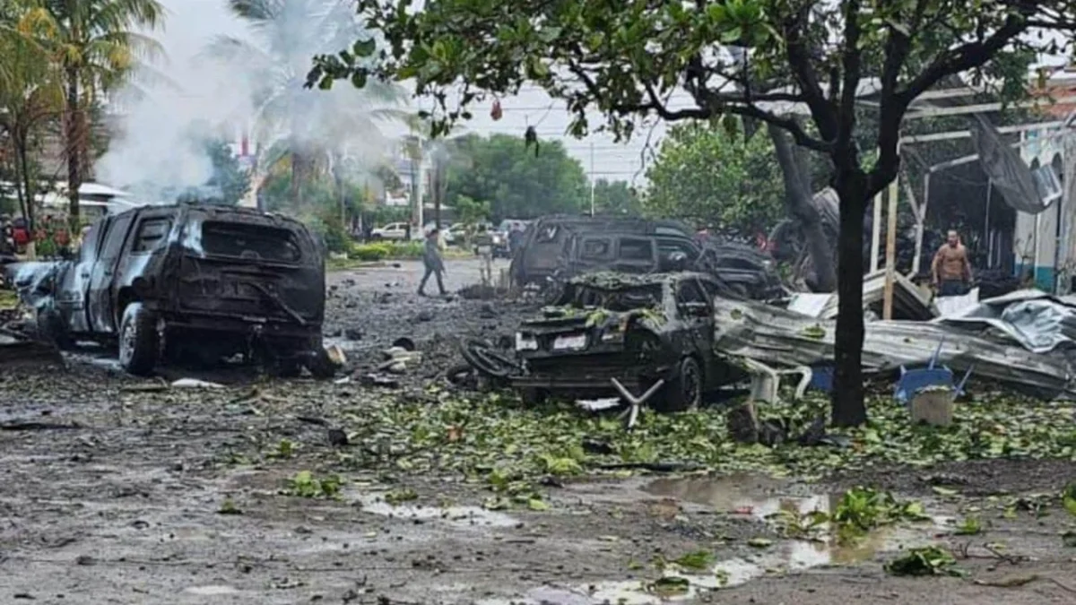 Un cúmulo de pobladores de Coahuayana, Michoacán, marcharon este domingo para exigir seguridad, luego del estallido de un coche bomba en días pasados.