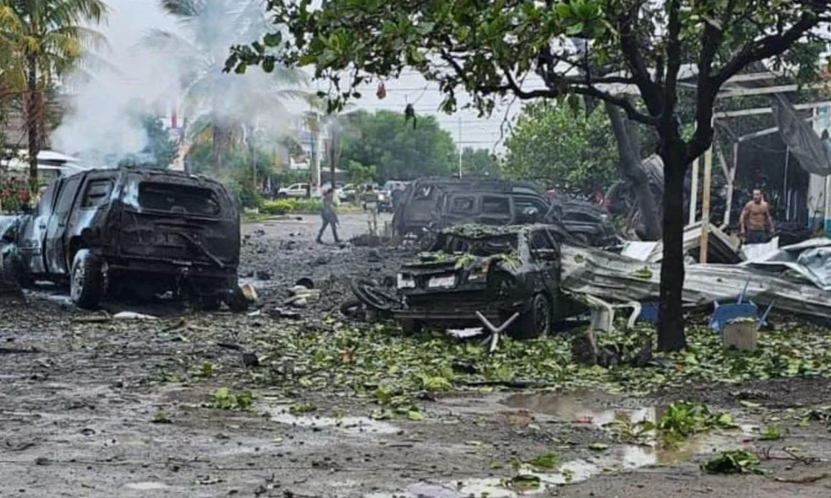 Un cúmulo de pobladores de Coahuayana, Michoacán, marcharon este domingo para exigir seguridad, luego del estallido de un coche bomba en días pasados.