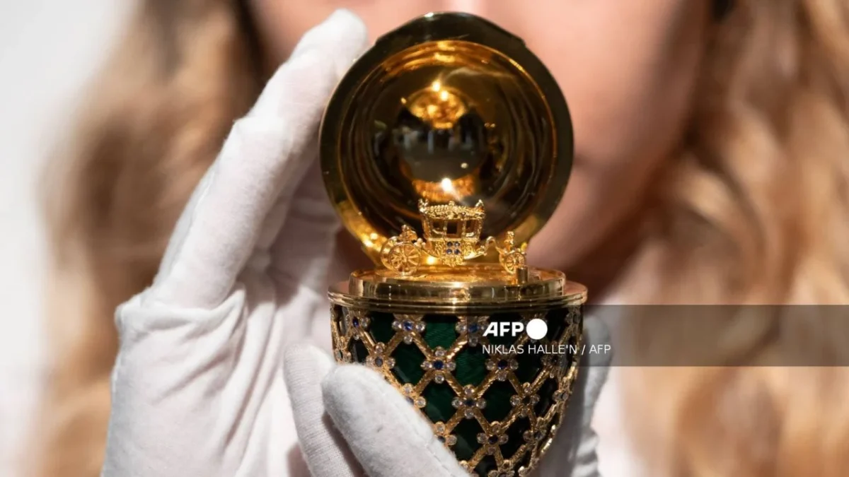 Un hombre de 32 años engulló el huevo de Fabergé, junto con una cadena de oro, en una tienda de Auckland, pero fue detenido por la policía.