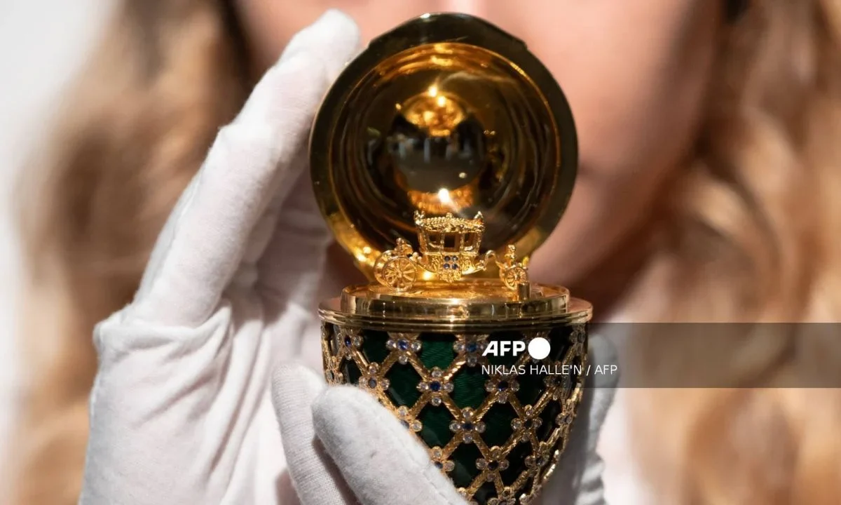 Un hombre de 32 años engulló el huevo de Fabergé, junto con una cadena de oro, en una tienda de Auckland, pero fue detenido por la policía.