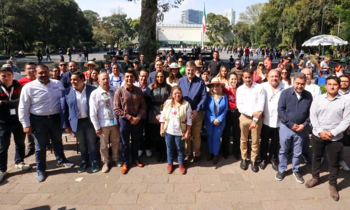 La Secretaría de Economía realizó la primera Feria de Comercio por la Paz y la Justicia en Michoacán en inmediaciones del Museo de Antropología.