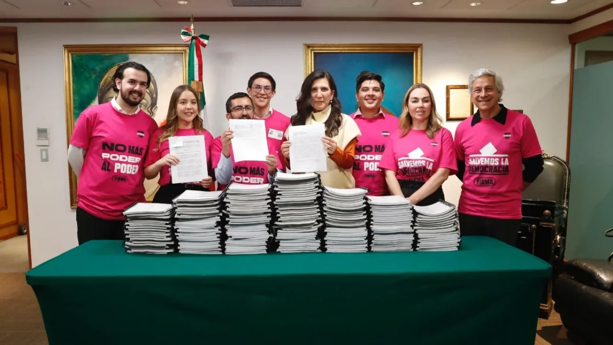 Kenia López recibió la reforma electoral ciudadana que entregó el colectivo 'salvemos a la democracia', integrado por Claudio X. González.