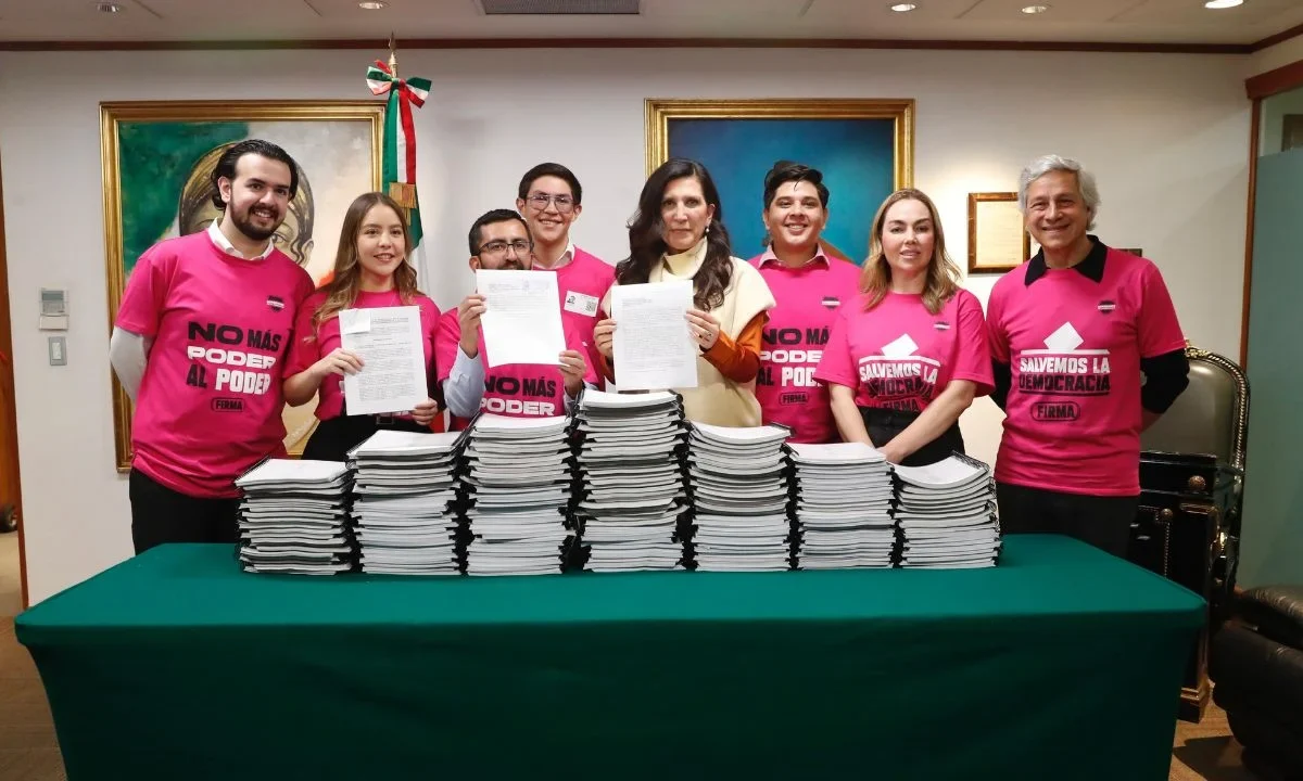 Kenia López recibió la reforma electoral ciudadana que entregó el colectivo 'salvemos a la democracia', integrado por Claudio X. González.