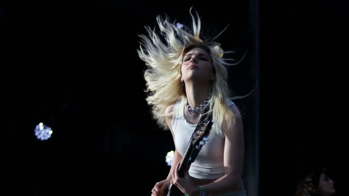 Reconocen a Daniela Villarreal de 'The Warning' como una de las mejores guitarristas del año