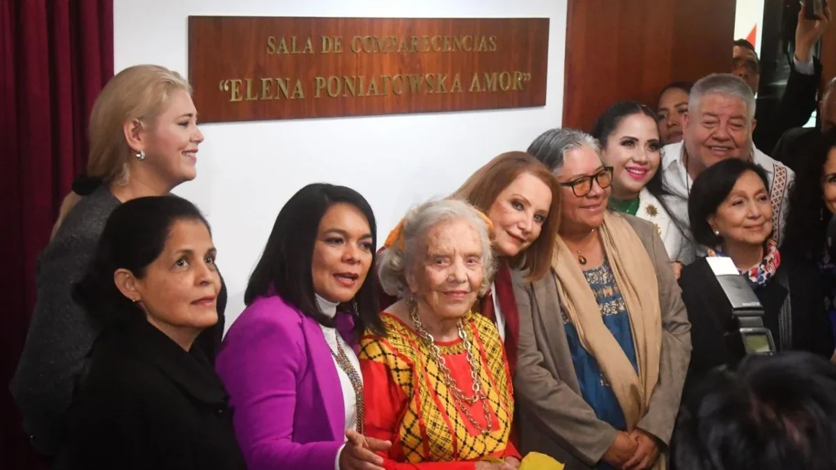 Como homenaje en una ceremonia solemne, el Senado de la República colocó el nombre de Elena Poniatowska en la sala de comparecencias.