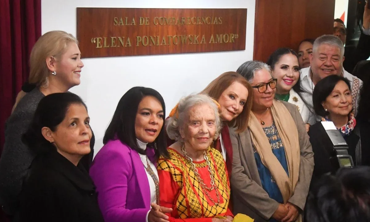 Como homenaje en una ceremonia solemne, el Senado de la República colocó el nombre de Elena Poniatowska en la sala de comparecencias.