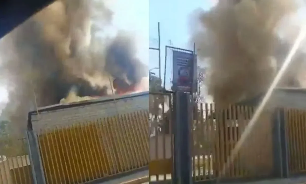 Bomberos de la Ciudad de México atendieron un incendio al interior de la Prepa 1 de la UNAM en la alcaldía Xochimilco.