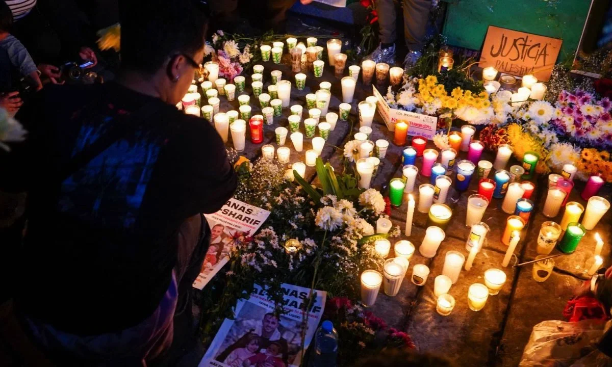 Un total de 67 periodistas fueron asesinados a nivel mundial en 2025, la mitad fue en Gaza y al menos nueve en México, advirtió el organismo. En la imagen, periodistas mexicanos rinden tributo a sus homólogos palestinos asesinados en la Guerra Israel - Hamás.