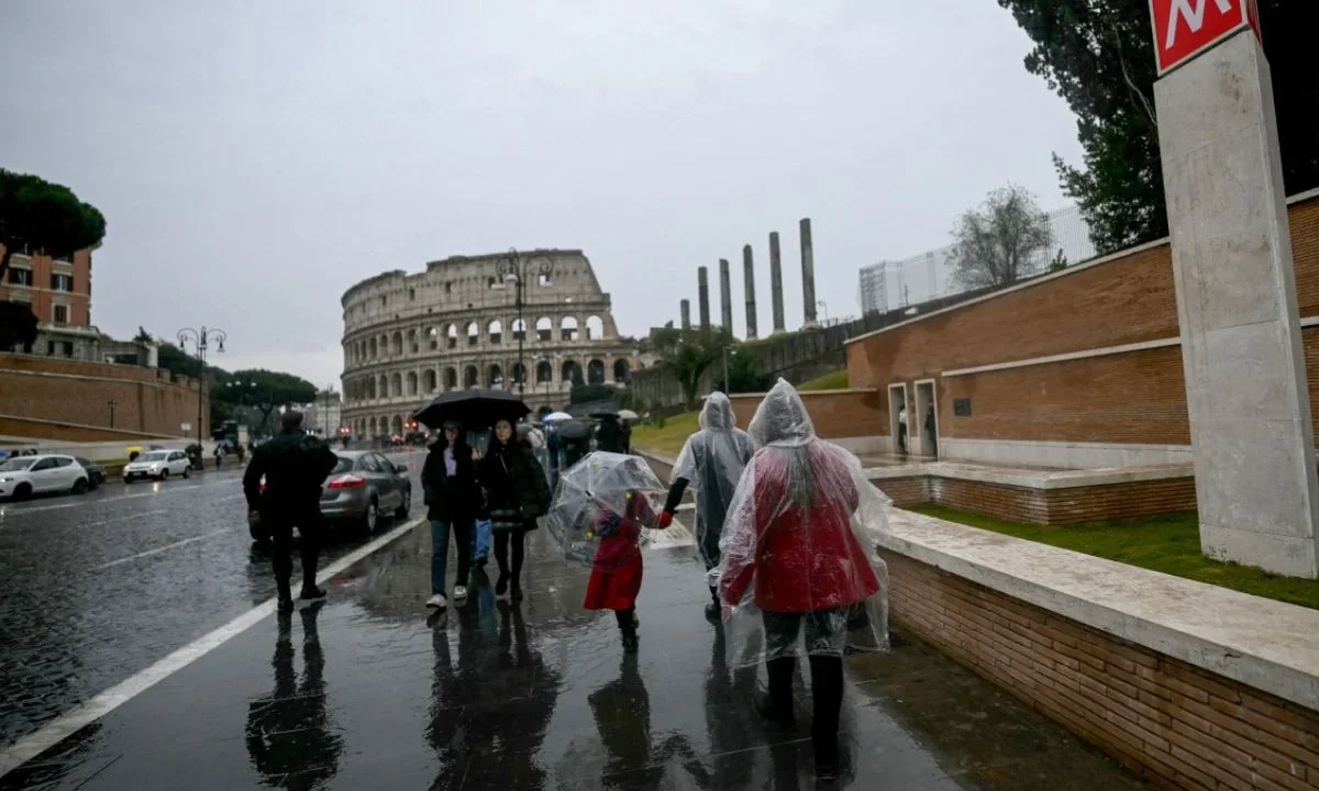 La nueva estación de metro 'Colosseo', concebida como un museo para exhibir los hallazgos arqueológicos descubiertos durante su construcción, cuando abra al público, con el Coliseo al fondo,