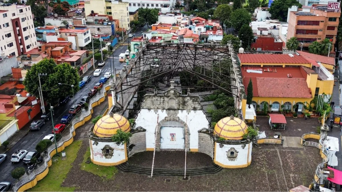 Desde el aire, se observan árboles y charcos al interior de lo que debió ser el Santuario de Juan Diego.