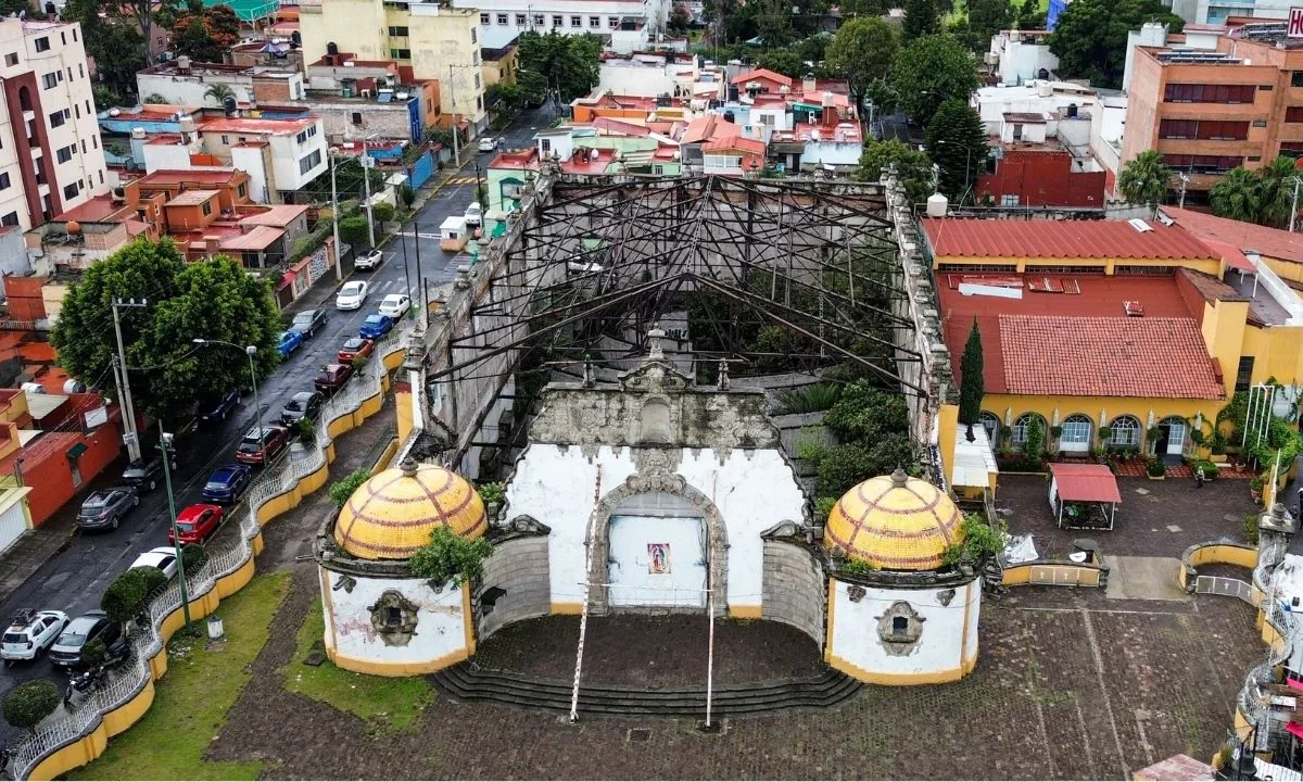 Desde el aire, se observan árboles y charcos al interior de lo que debió ser el Santuario de Juan Diego.