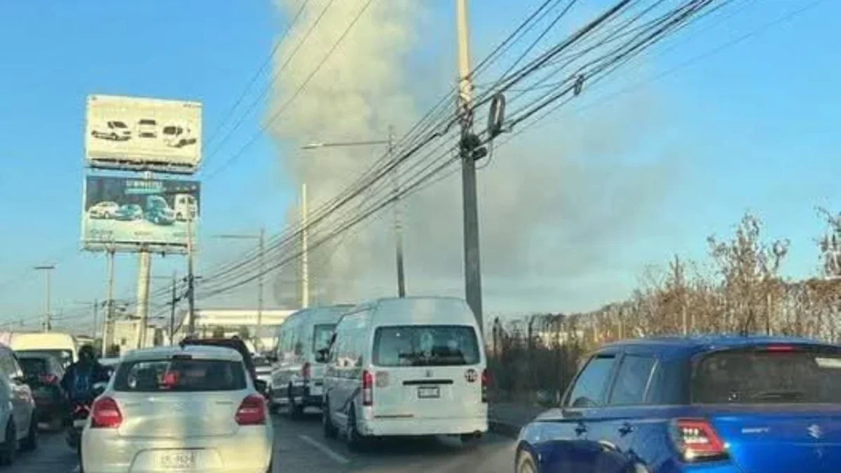 Vecinos de la zona de Coacalco indicaron que en el lugar se almacena madera y otros deseños que hicieron que se propagara rápido el fuego.