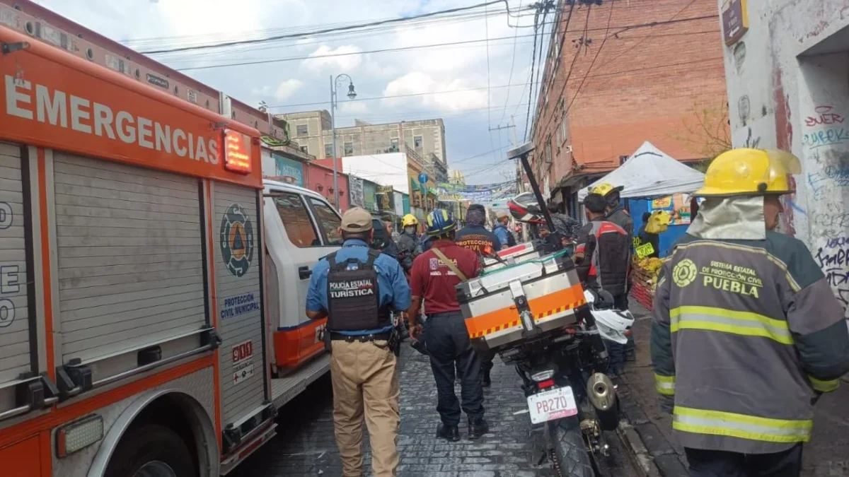 La tarde de este viernes se registró una explosión en un puesto de pirotecnia en la capital de Puebla.