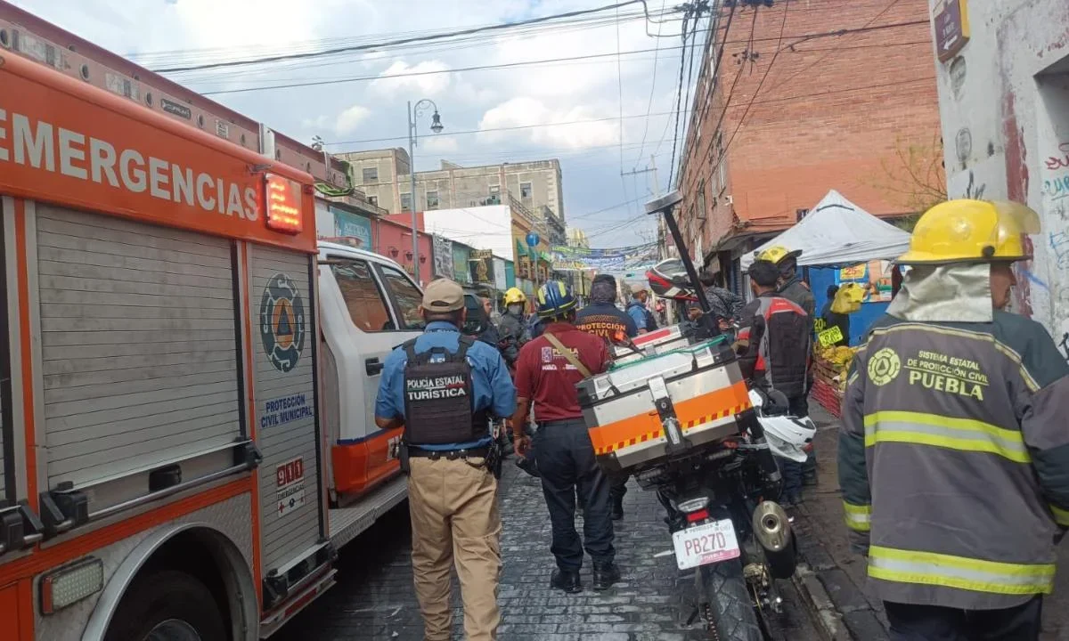 La tarde de este viernes se registró una explosión en un puesto de pirotecnia en la capital de Puebla.