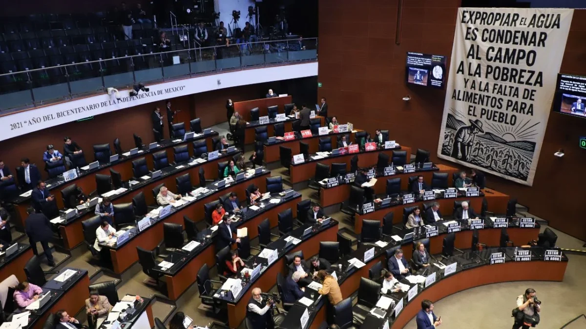 El PAN colgó una manta en el Pleno en discusión de la Ley de Aguas.