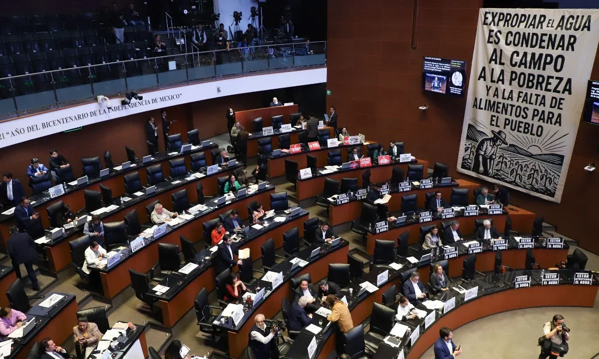 El PAN colgó una manta en el Pleno en discusión de la Ley de Aguas.