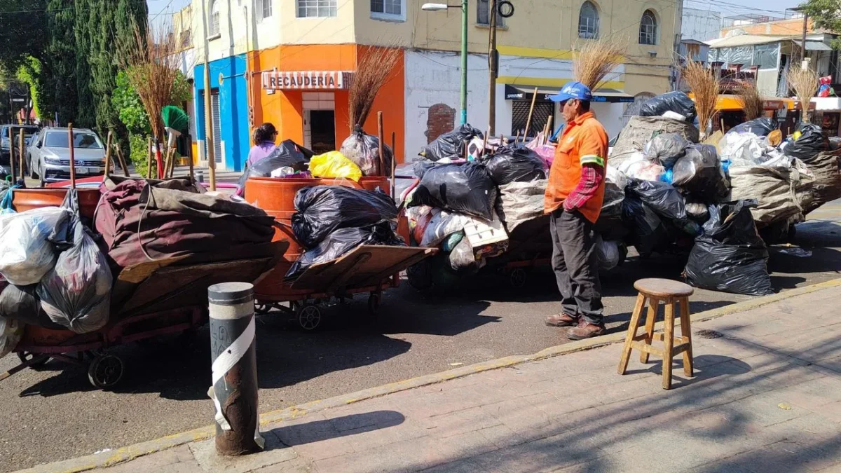 De acuerdo a las autoridades capitalinas, en la Ciudad de México se generan ocho mil 500 toneladas de residuos diariamente, cifra que aumenta un 25 por ciento en la temporada decembrina