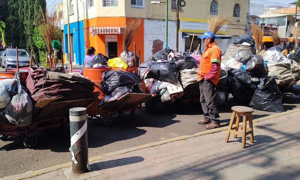 De acuerdo a las autoridades capitalinas, en la Ciudad de México se generan ocho mil 500 toneladas de residuos diariamente, cifra que aumenta un 25 por ciento en la temporada decembrina