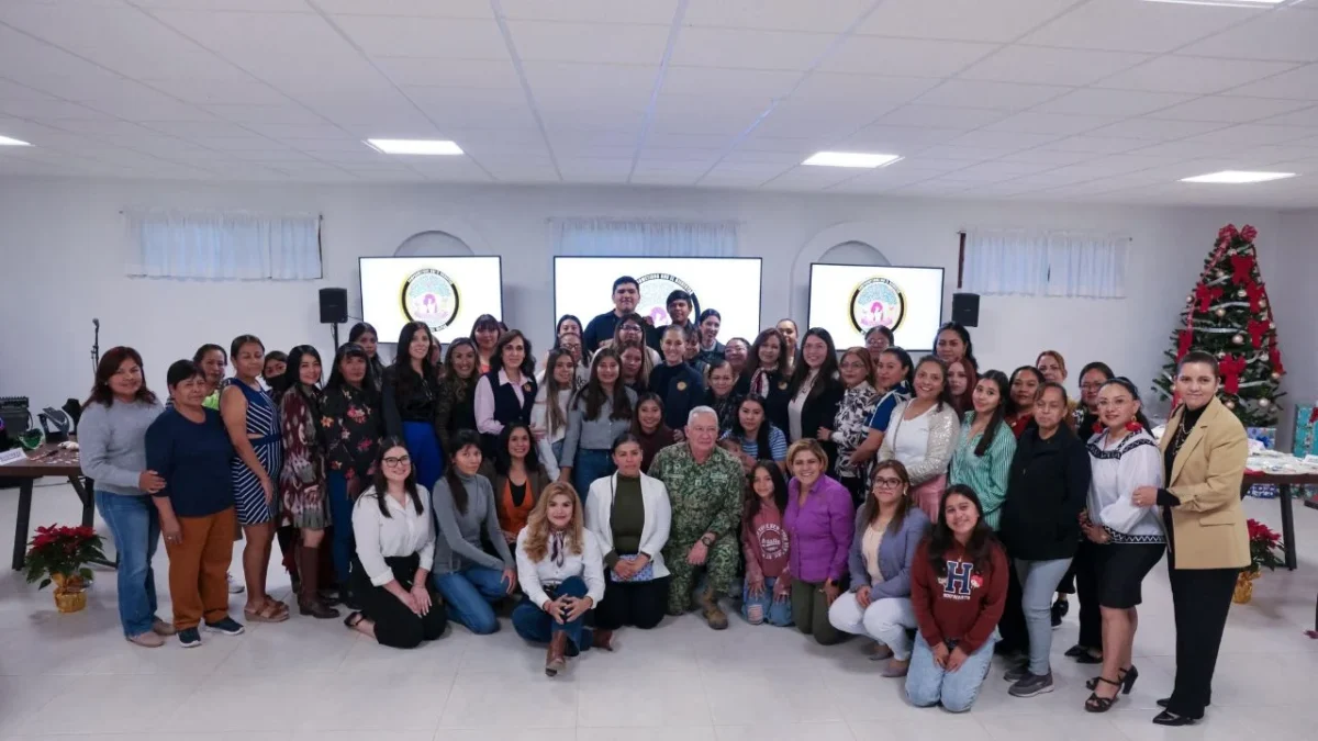La presidenta de México, Claudia Sheinbaum Pardo, convivió este viernes con personal y sus familias en la Base Aérea militar de Chihuahua. 