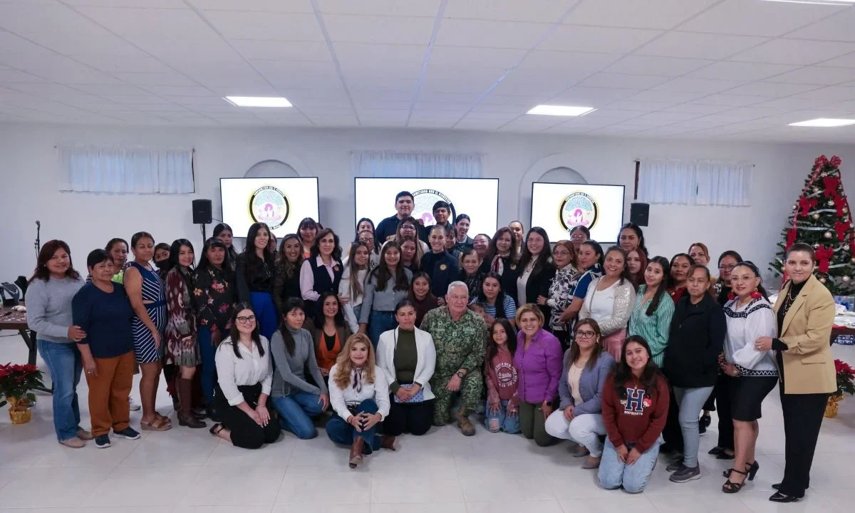 La presidenta de México, Claudia Sheinbaum Pardo, convivió este viernes con personal y sus familias en la Base Aérea militar de Chihuahua. 