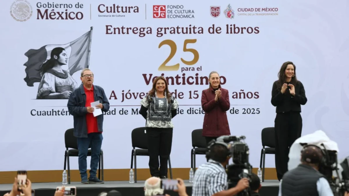 La presidenta Claudia Sheinbaum entrega libros gratuitos a jóvenes en el Zócalo de la CDMX.