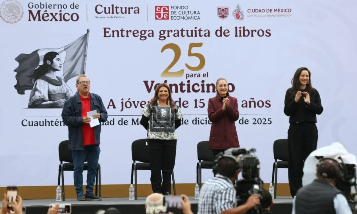La presidenta Claudia Sheinbaum entrega libros gratuitos a jóvenes en el Zócalo de la CDMX.