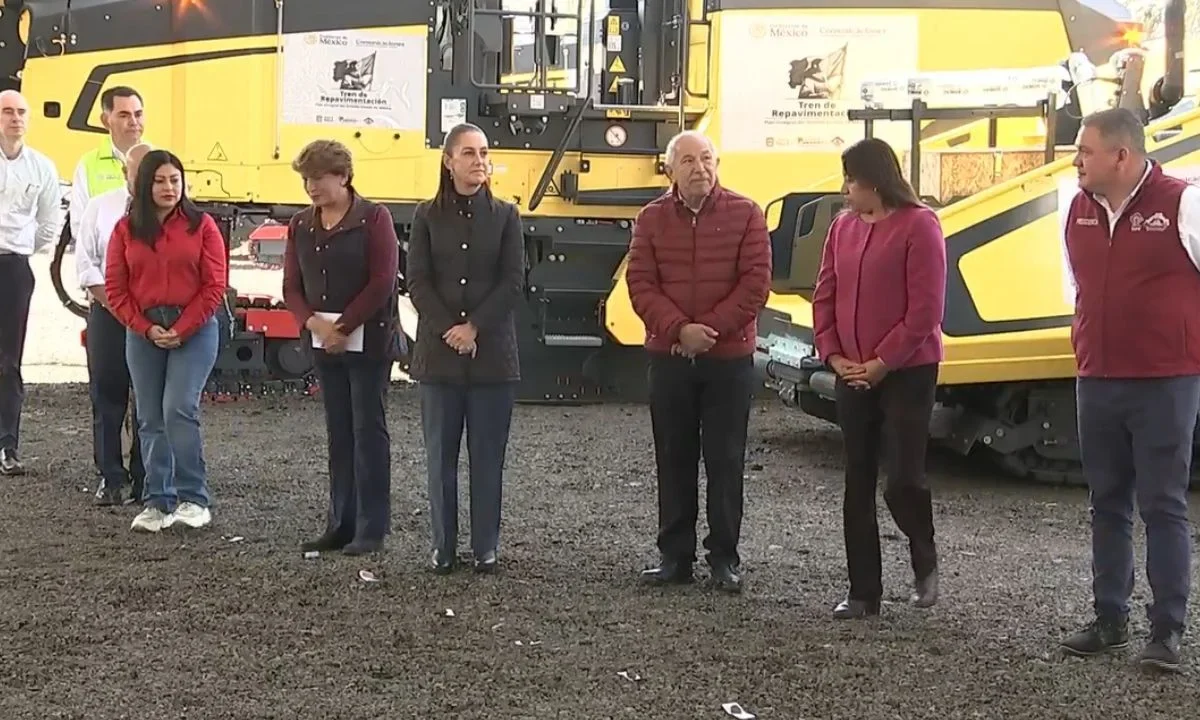 Claudia Sheinbaum hizo entrega de 10 trenes de pavimentación
