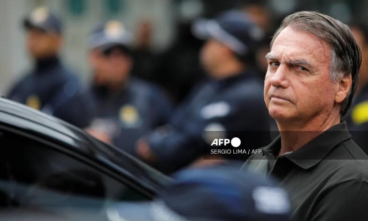 La esposa de Jair Bolsonaro explicó que bloquearán el nervio frénico de su esposo para terminar con la crisis de hipo que padece hace meses.