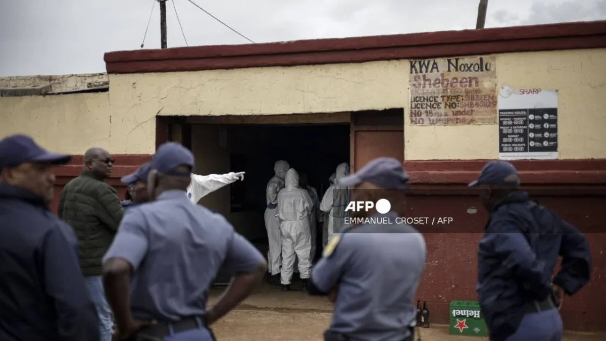 En un bar ubicado en Johannesburgo, Sudáfrica, sujetos armados irrumpieron el lugar y asesinaron a 9 personas e hirieron a otras 10.